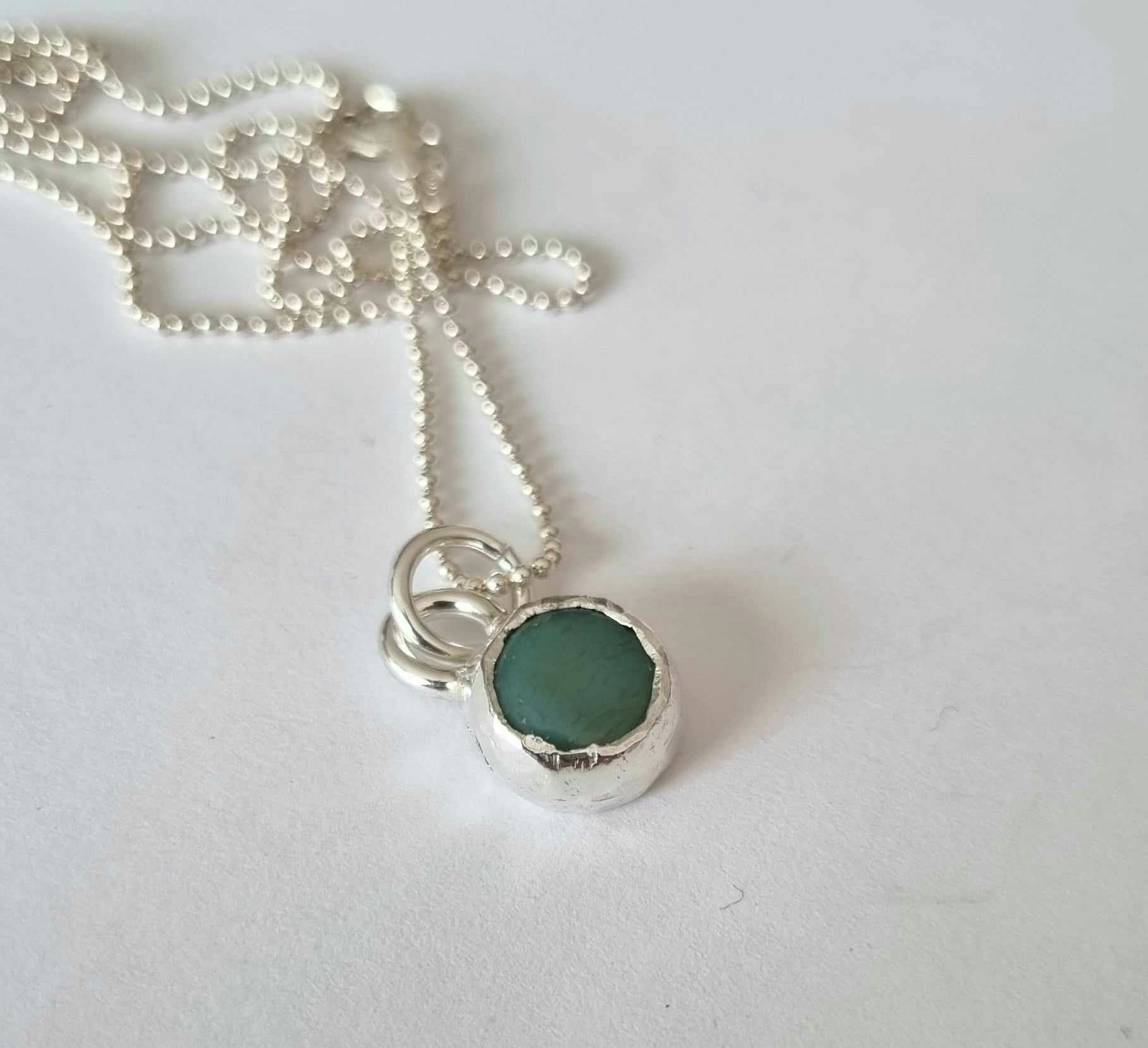 Silverhalsband med grön sten infattad i äkta silver