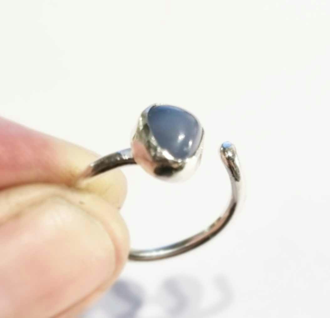 Candy en fin handgjord silverring med en duvblå infattad sten