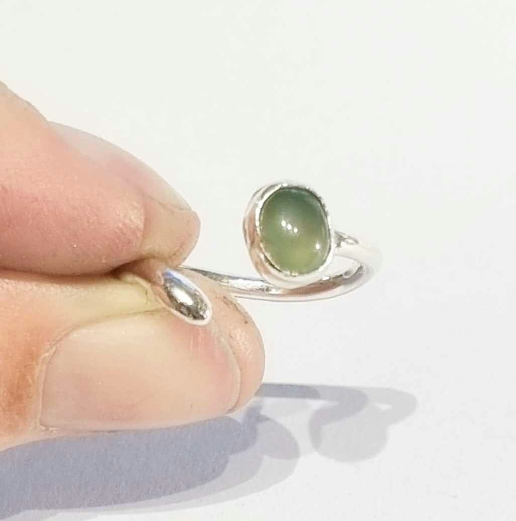Candy en handgjord silverring med infattad grön sten