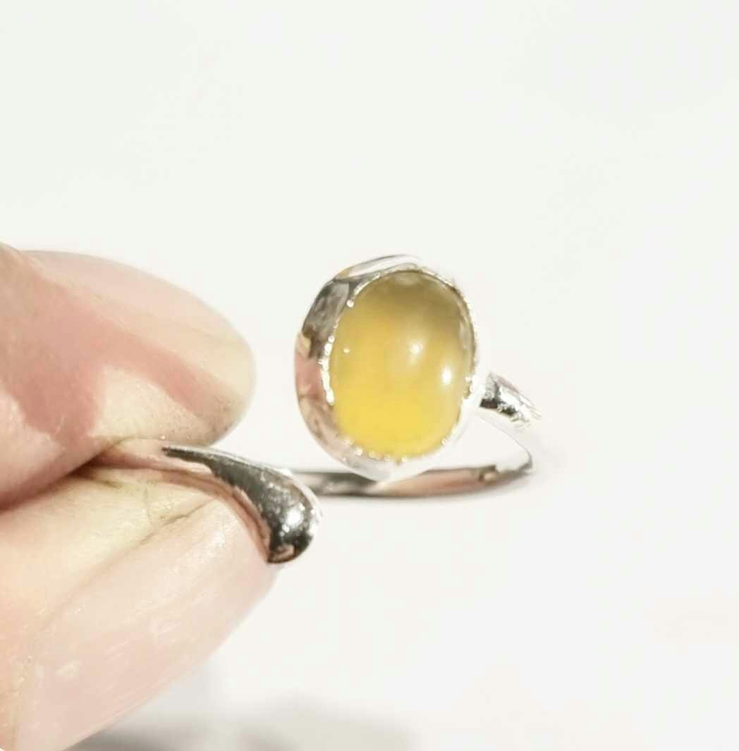 Candy en handgjord silverring med en infattad gul sten