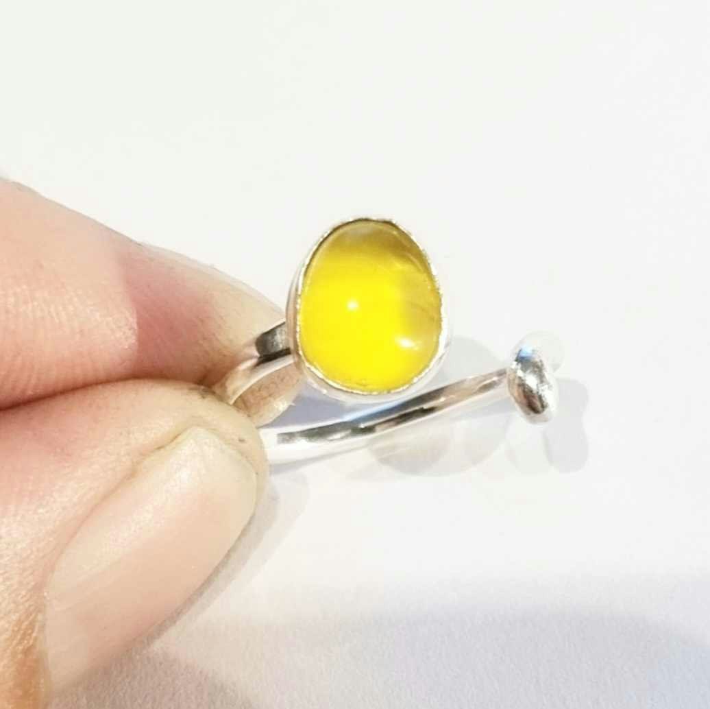 Candy en handgjord silverring med en infattad kanariegul sten