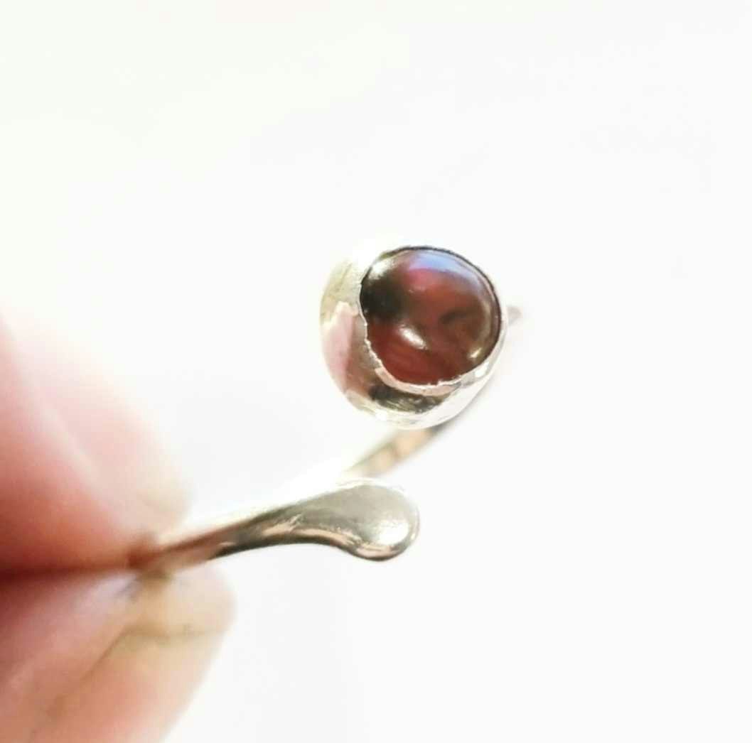Candy en fin handgjord silverring med en infattad körsbärsfärgad sten