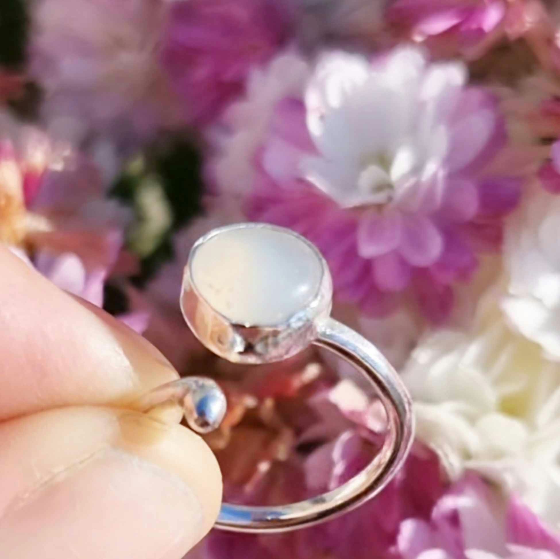 Candy en fin handgjord silverring med infattad mjölkvit sten