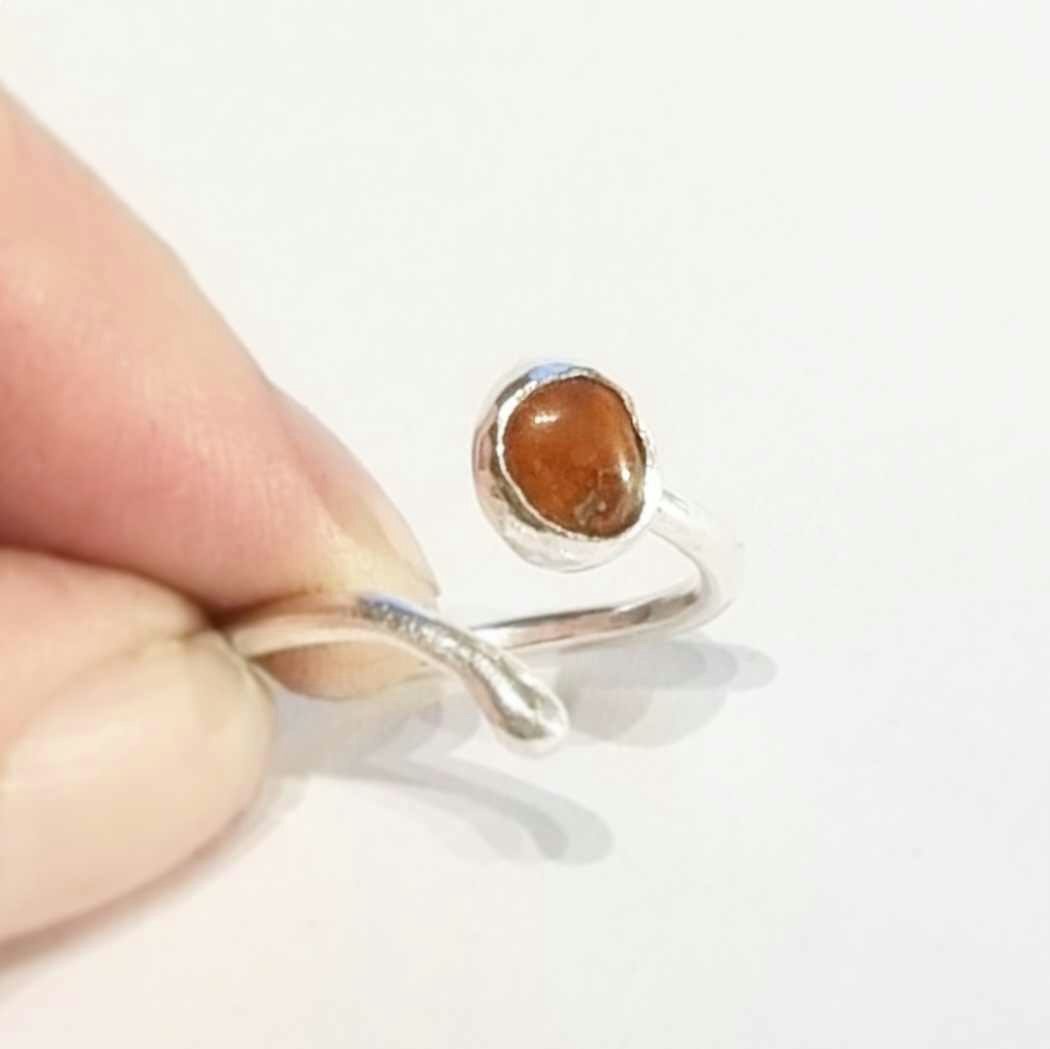 Candy en fin handgjord silverring med en rödbrun infattad sten