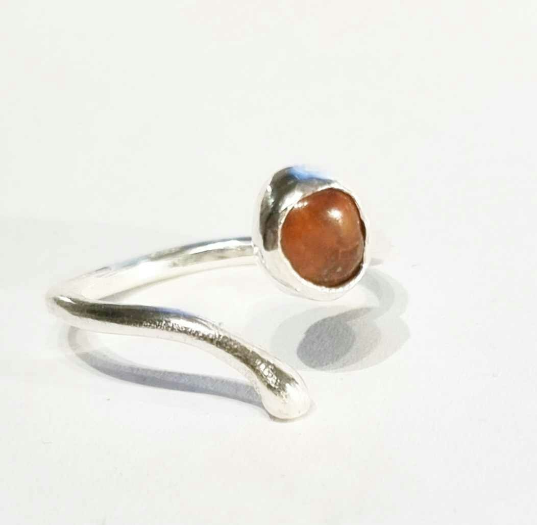 Candy en fin handgjord silverring med en rödbrun infattad sten