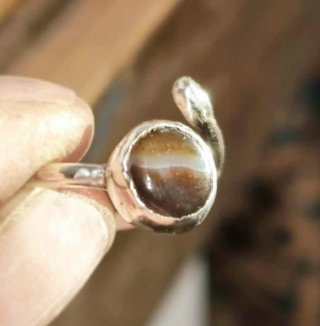 Candy en fin handgjord silverring med en infattad brun sten