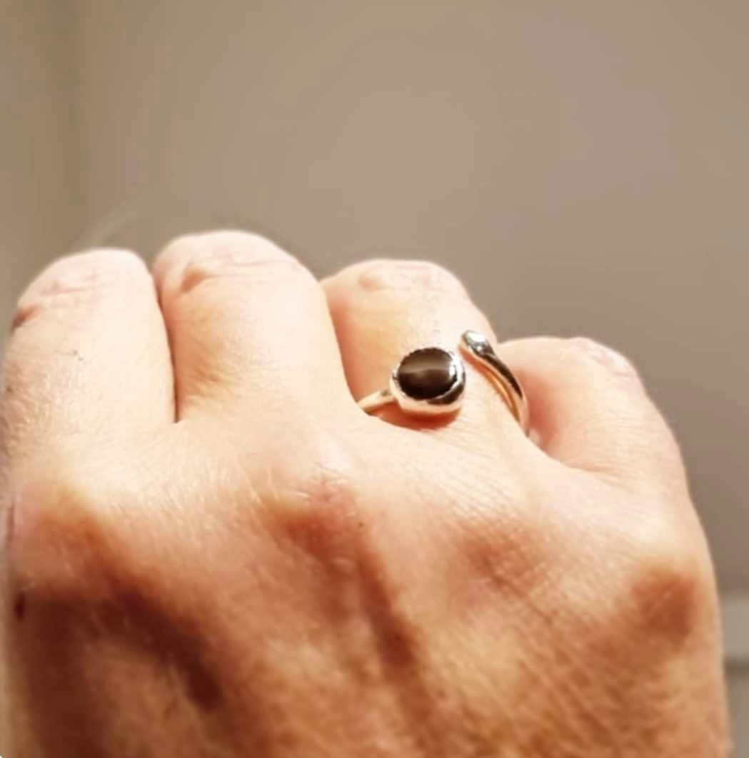 Candy en fin handgjord silverring med en infattad brun sten