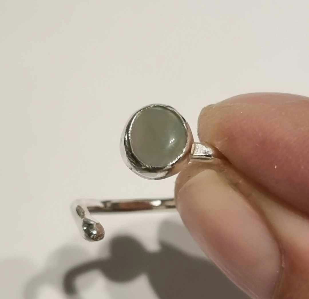 Candy en fin handgjord silverring med en ljust gråblå infattad sten