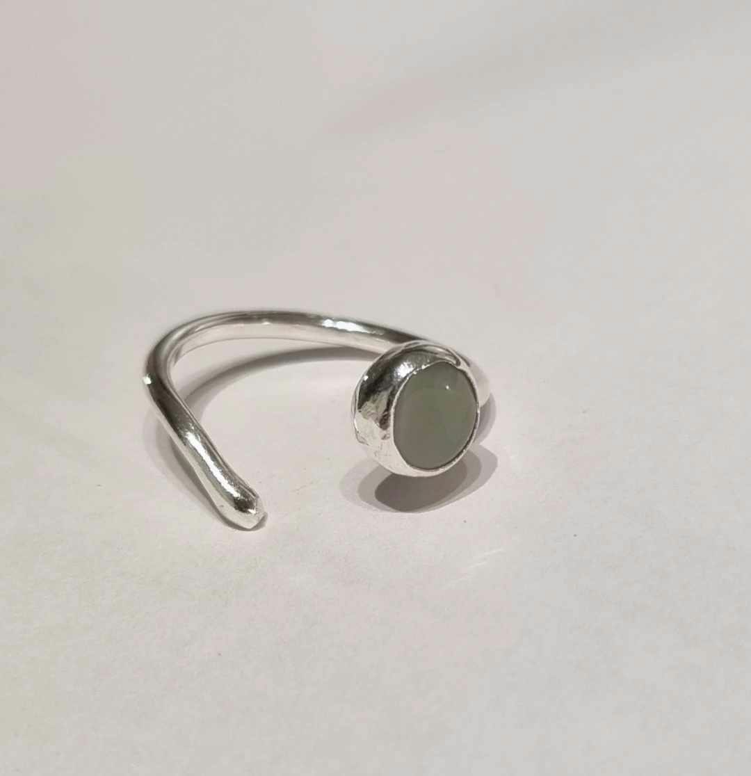 Candy en fin handgjord silverring med en ljust gråblå infattad sten
