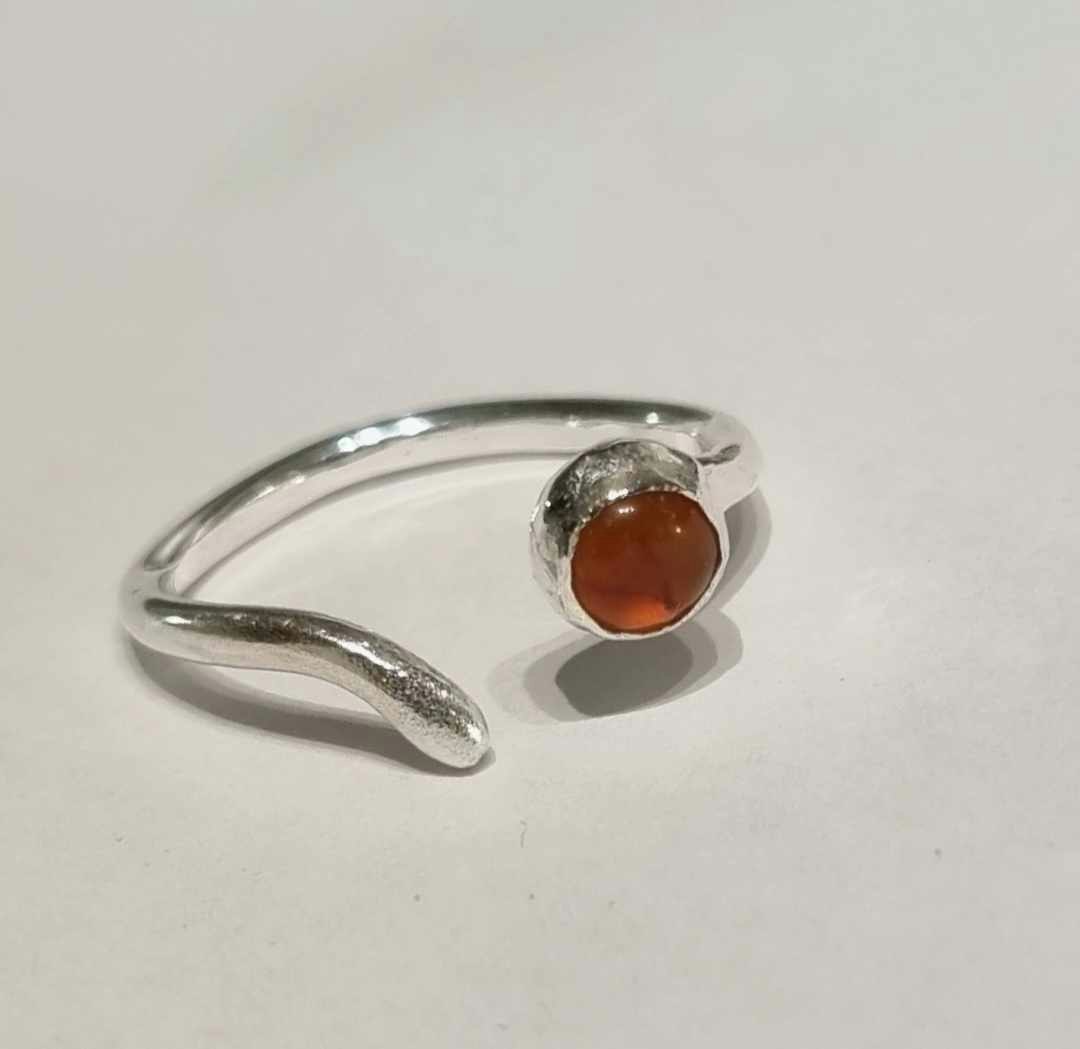 Candy en fin handgjord silverring med infattad röd sten med en strimma i