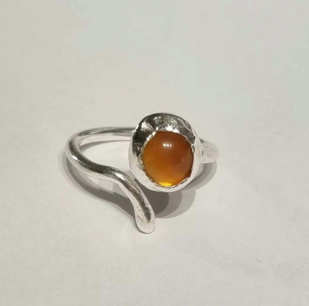Candy en fin handgjord silverring med en infattad rödorange sten