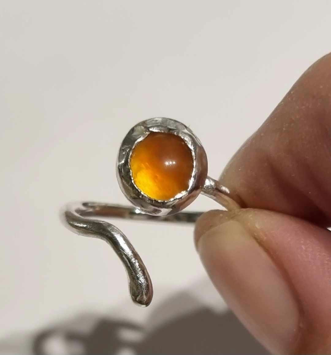 Candy en fin handgjord silverring med en infattad rödorange sten