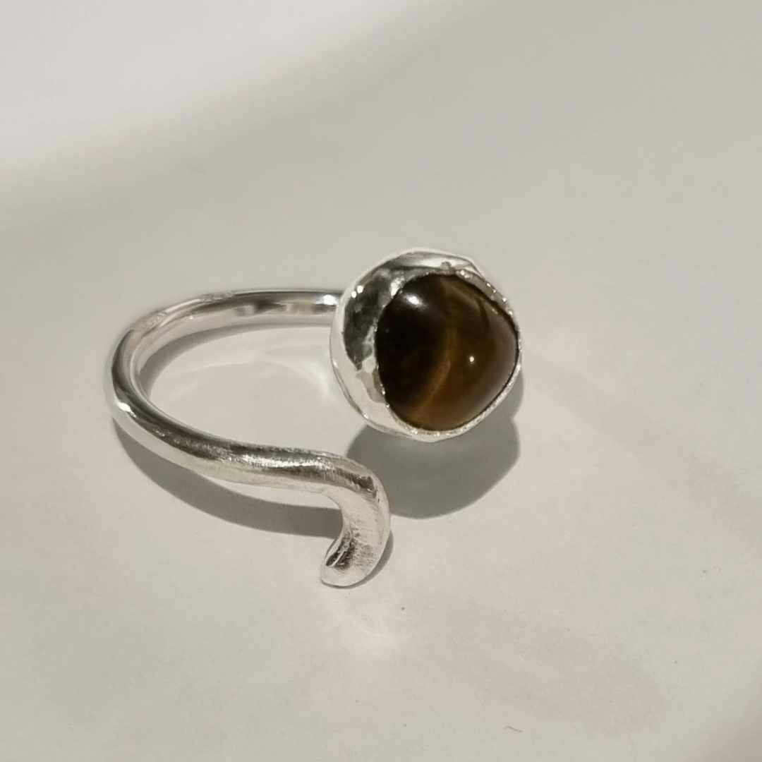 Candy en fin handgjord silverring med infattad sten, tigeröga