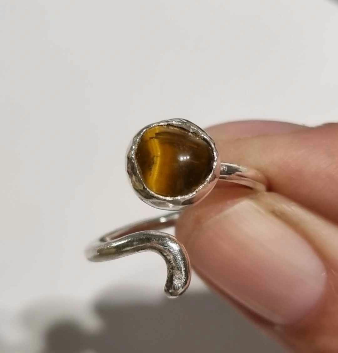 Candy en fin handgjord silverring med infattad sten, tigeröga