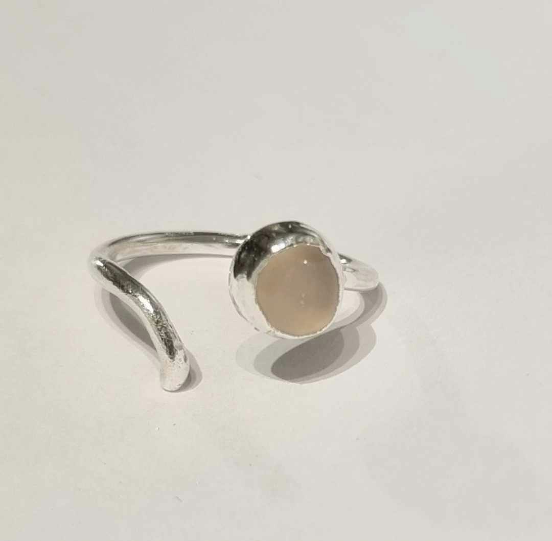 Candy en fin handgjord ring med en infattad gräddvit sten
