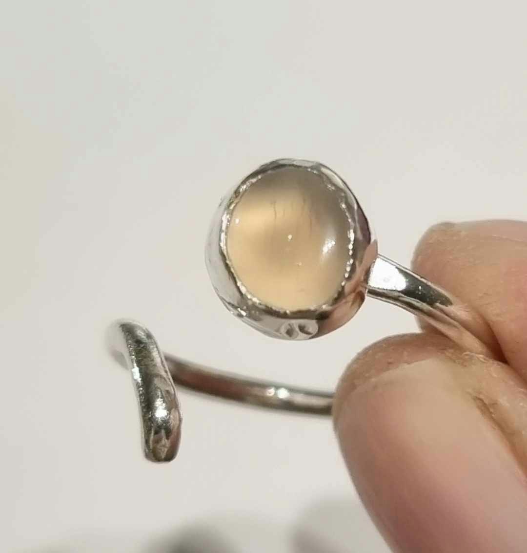 Candy en fin handgjord ring med en infattad gräddvit sten