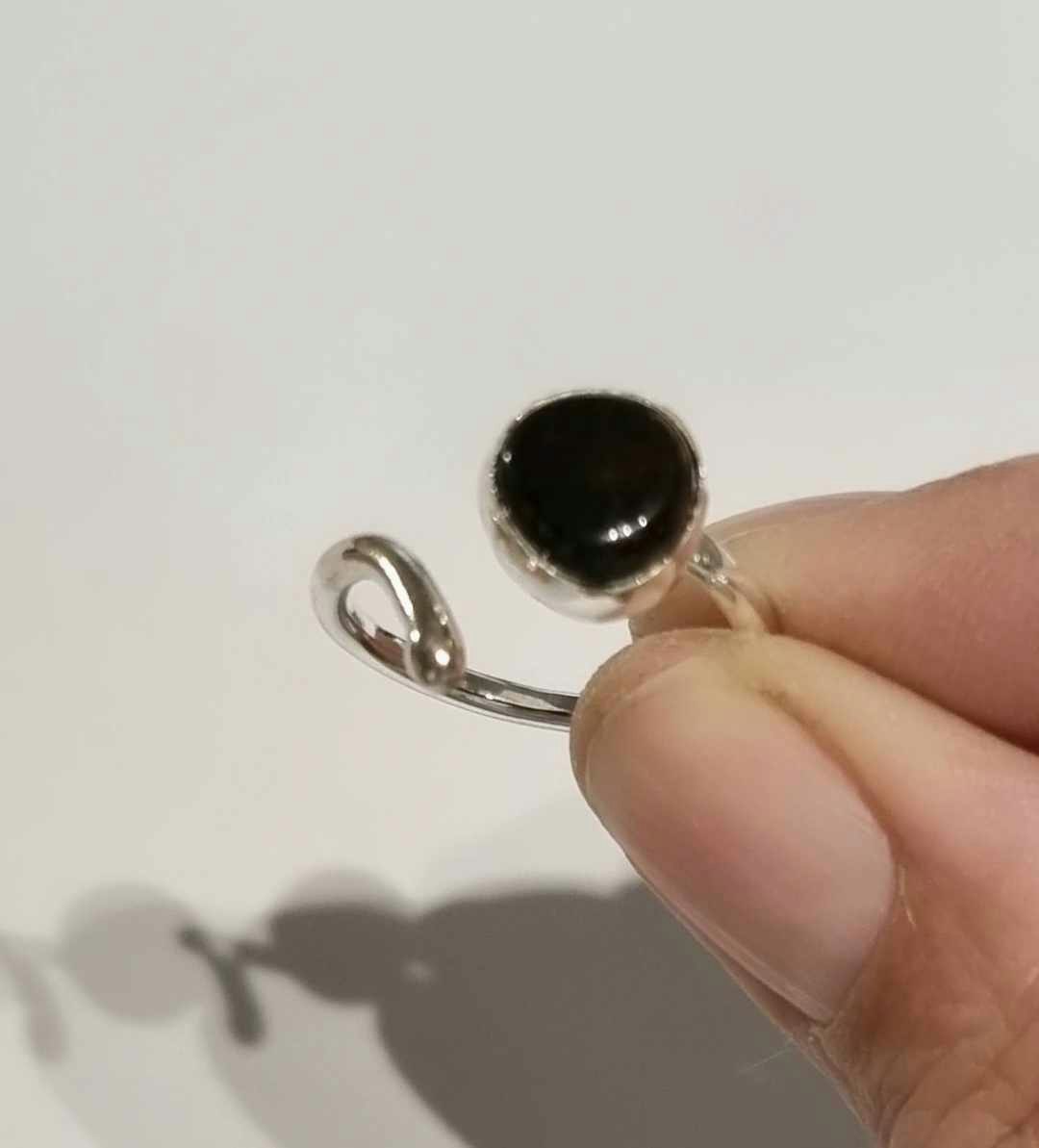 Candy en fin handgjord silverring med en infattad mörkbrun sten