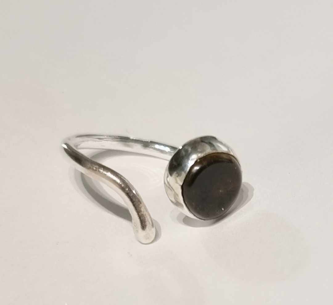 Candy en fin handgjord silverring med en infattad mörkbrun sten