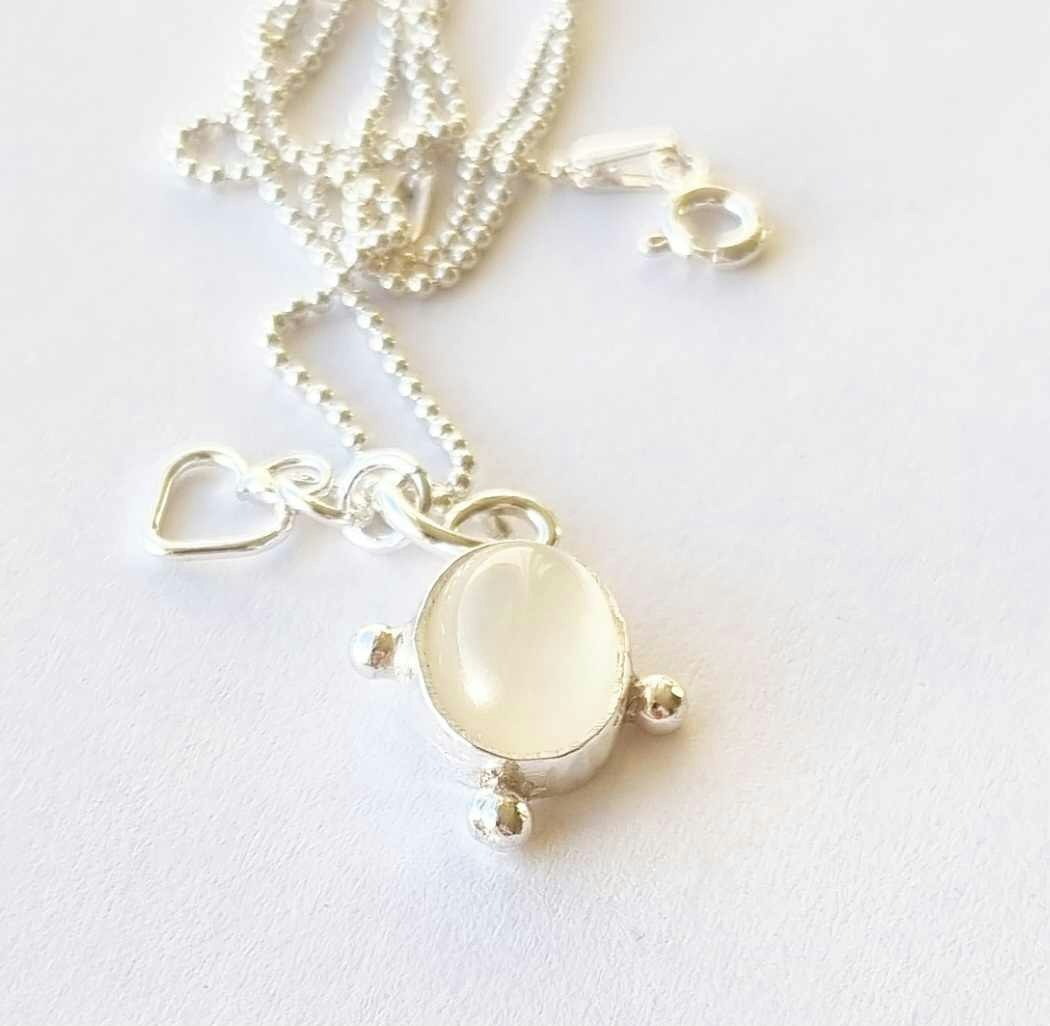 Vit månsten infattad i äkta silver halsband