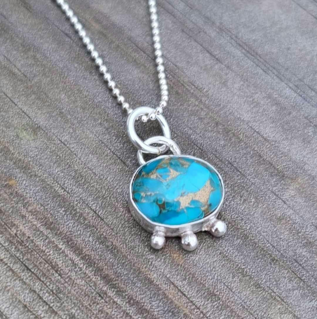 Fin turkosfärgad sten infattad i äkta silver berlock Boho style