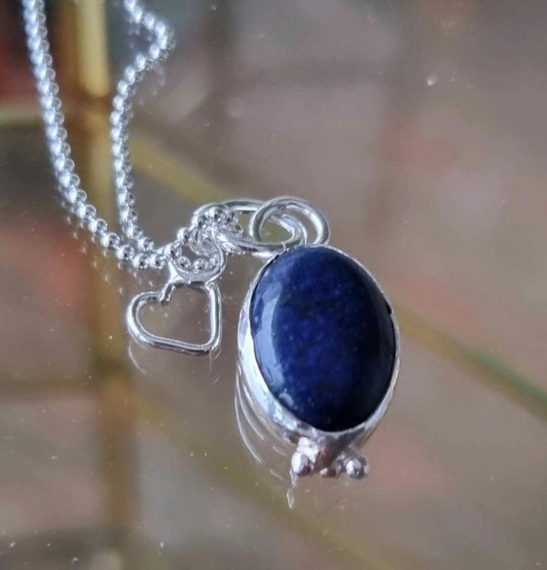 Berlock med en blå lapis infattad i äkta silver och ett pyttehjärta  halsband