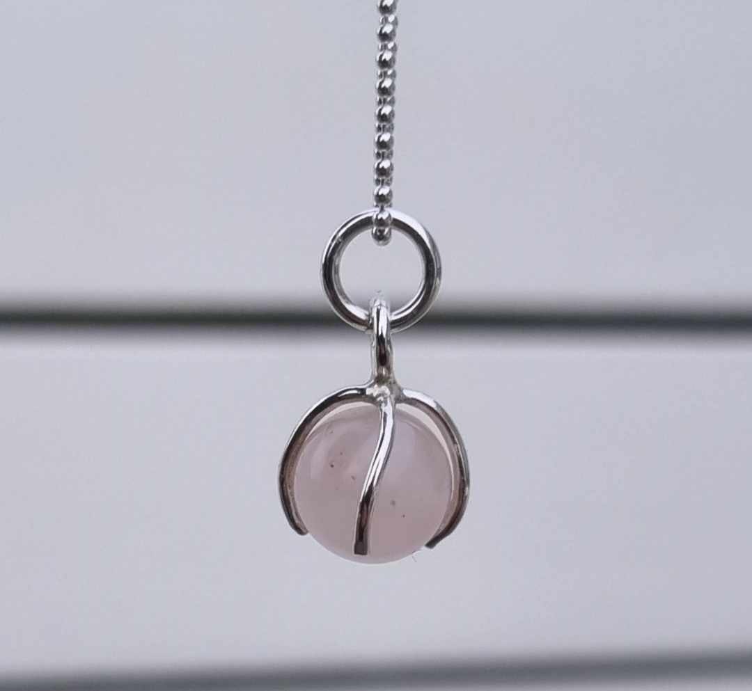 Fine necklace with a ball in rose quartz and genuine silver