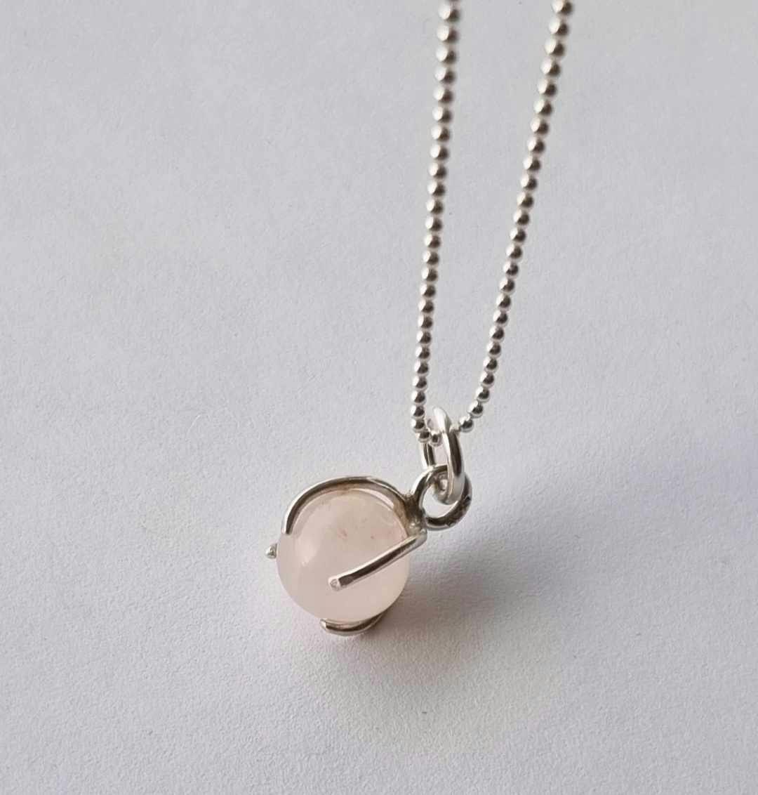 Fine necklace with a ball in rose quartz and genuine silver