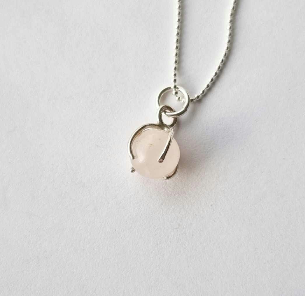 Fine necklace with a ball in rose quartz and genuine silver