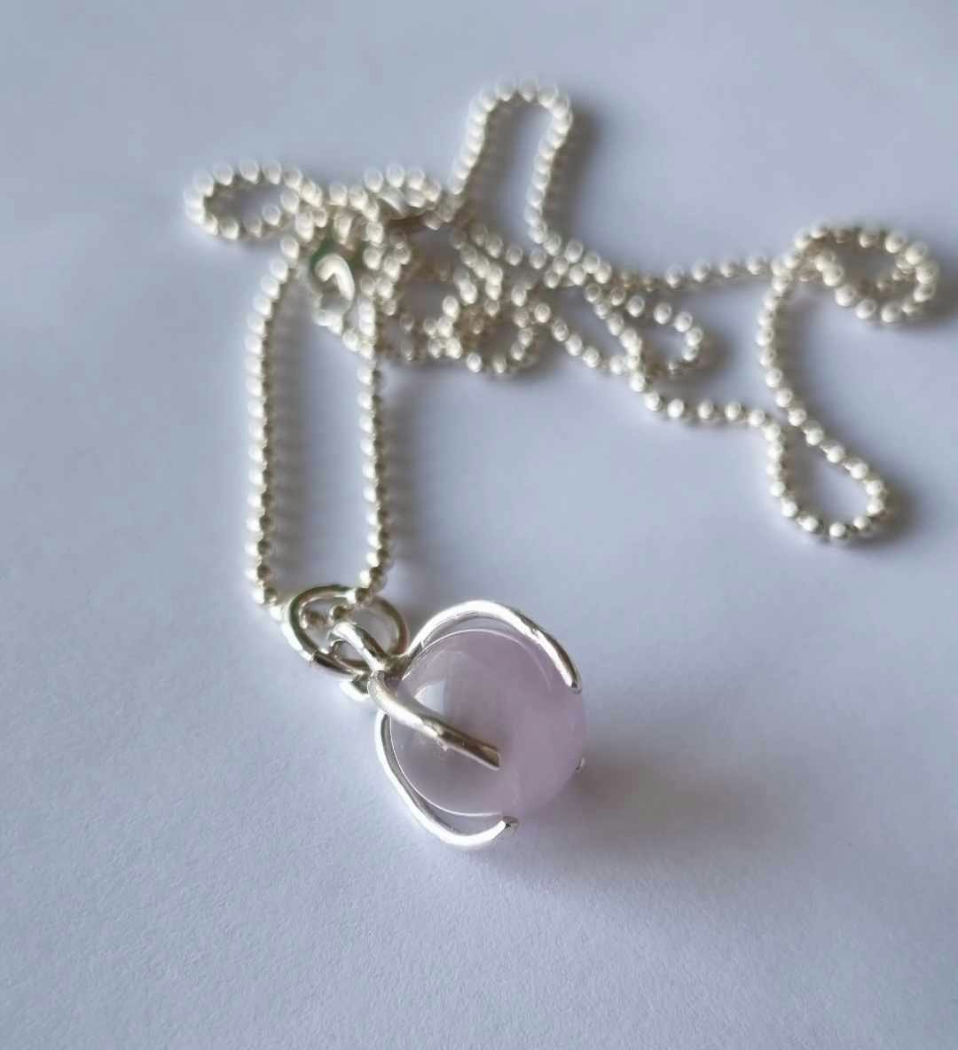 Ett fint halsband med en ljus lila/rosa sten, rund, infattad i äkta silver