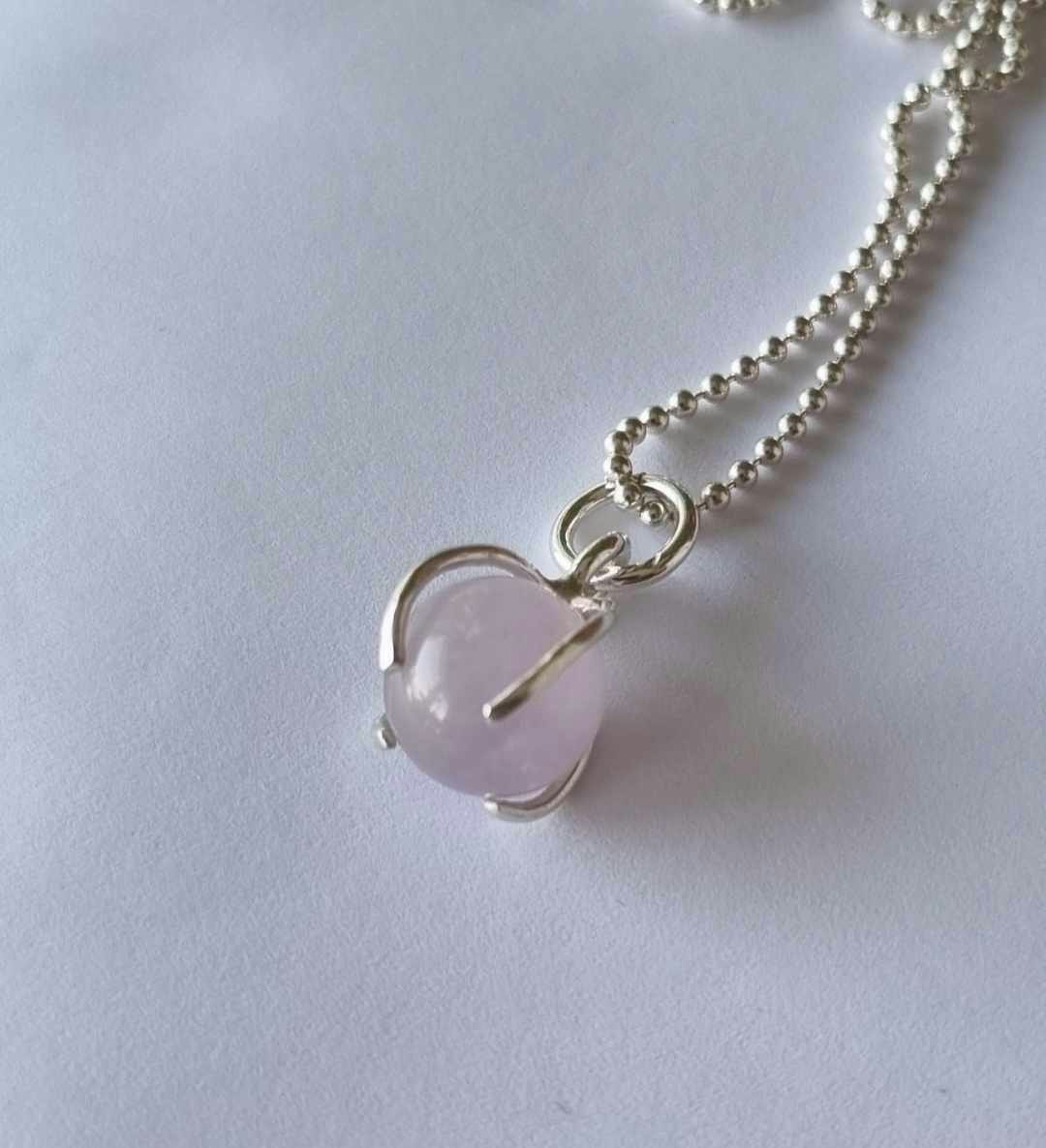 Ett fint halsband med en ljus lila/rosa sten, rund, infattad i äkta silver