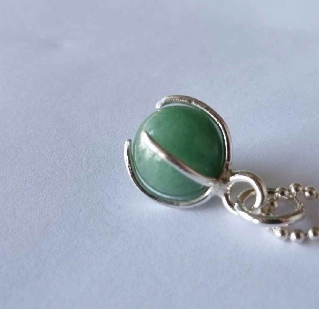 Ett fint halsband med en grön rund sten, infattad i äkta silver