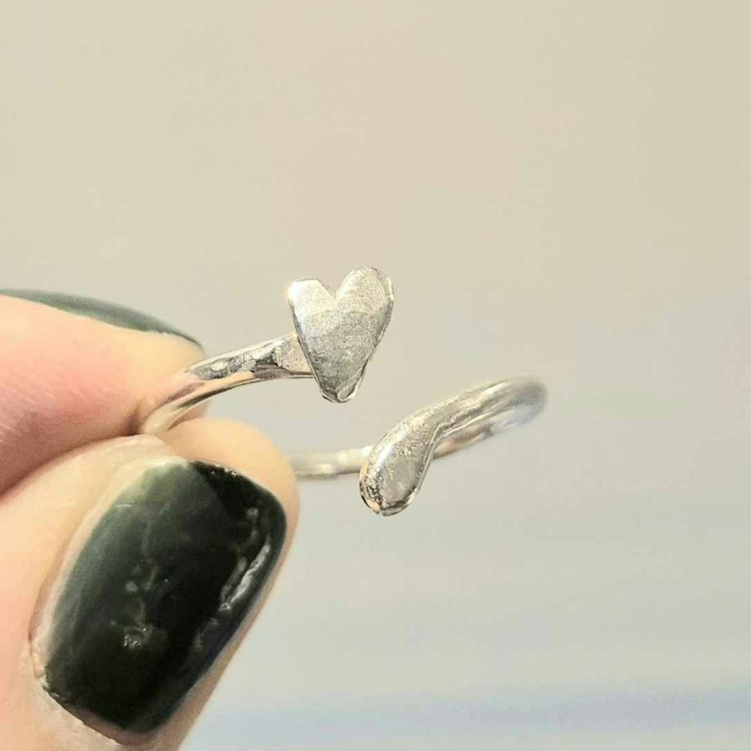 Öppen hjärtansring i äkta silver med handsågat hjärta i silver Happy Heart