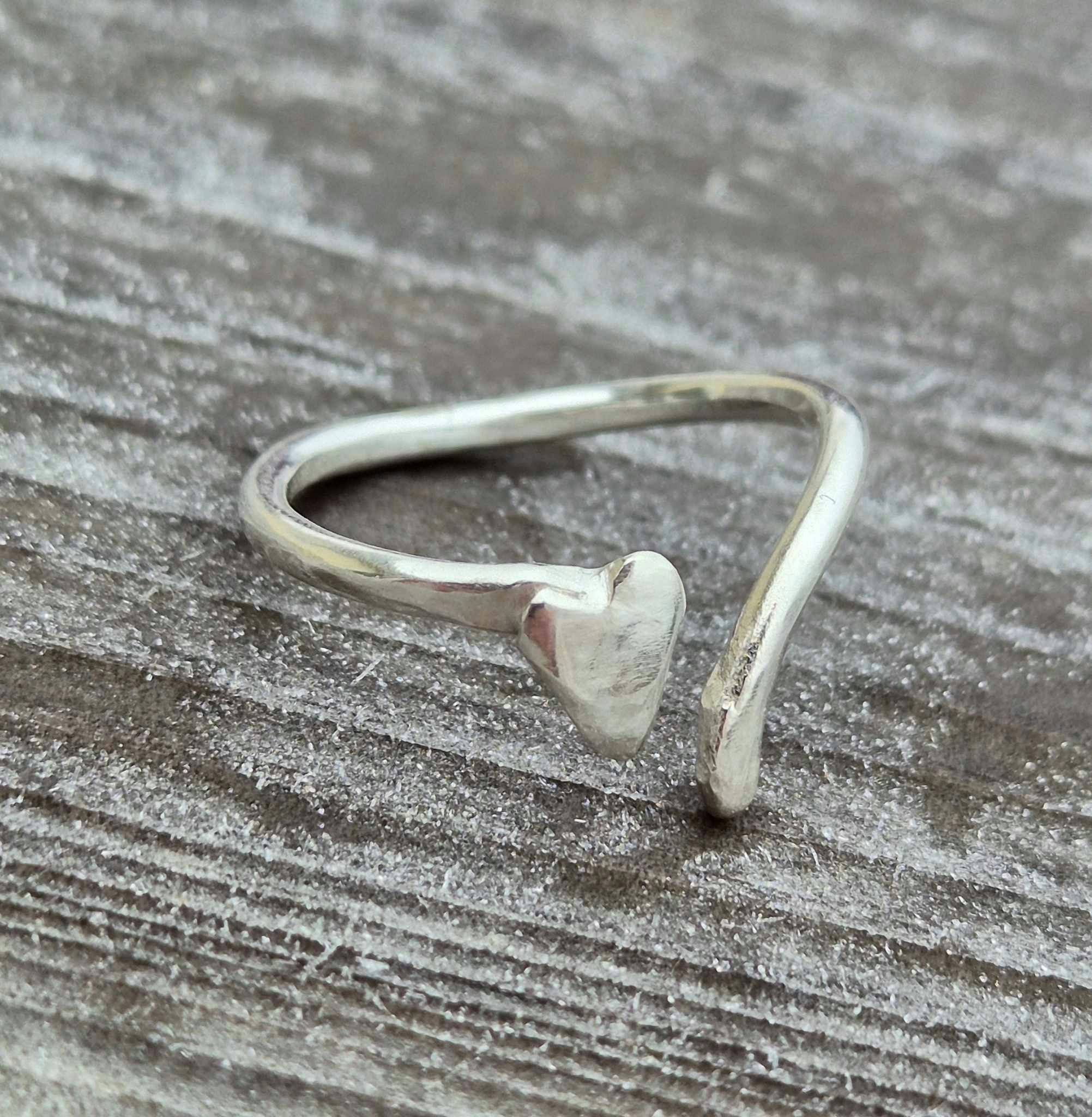 Öppen hjärtansring i äkta silver med handsågat hjärta i silver Happy Heart