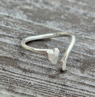 Öppen hjärtansring i äkta silver med handsågat hjärta i silver Happy Heart