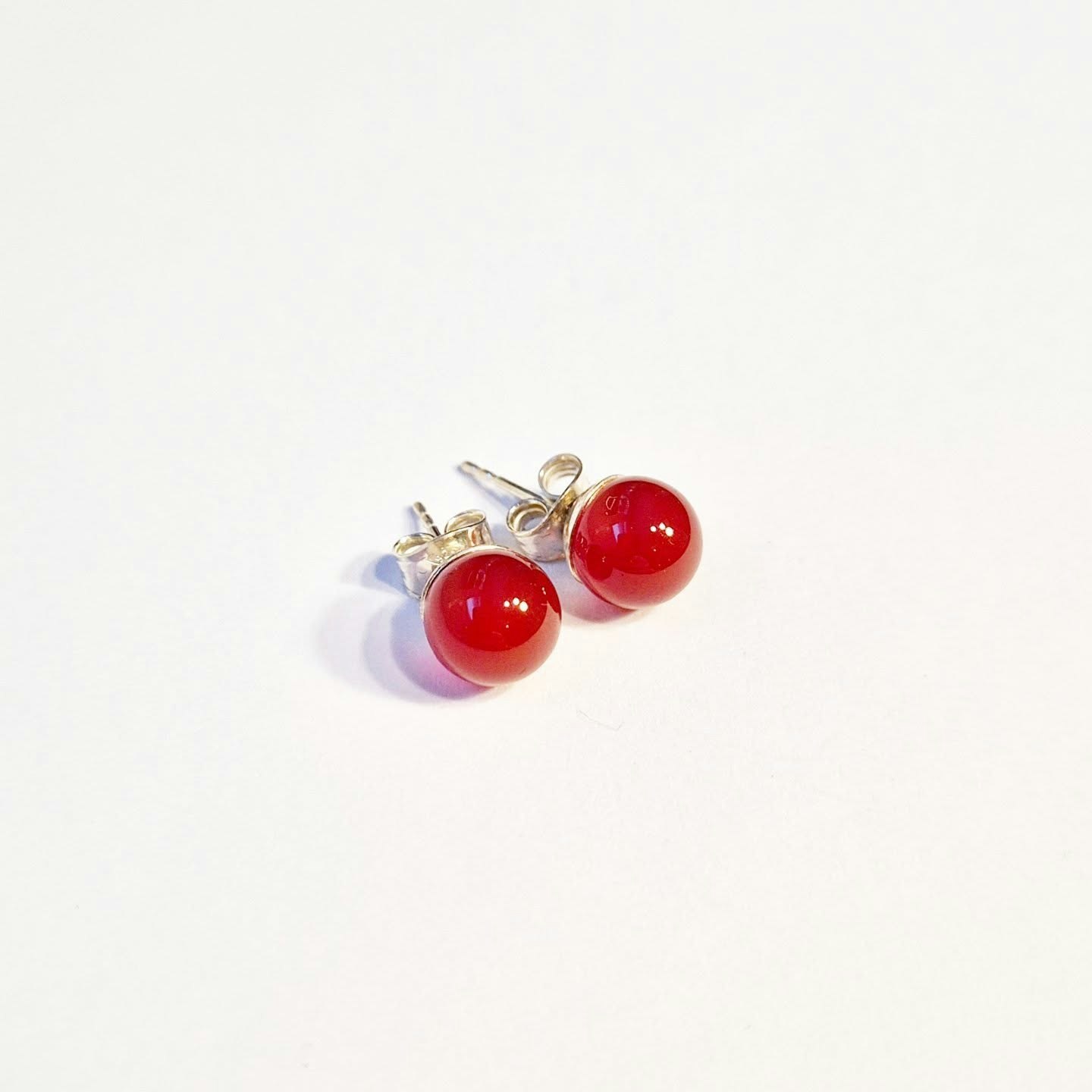 Earring with red carnelian and silver pin