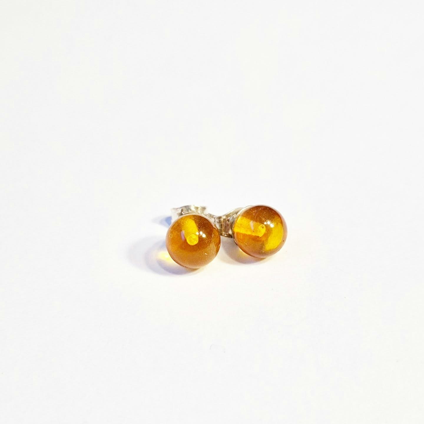 Earring with genuine amber 8 mm