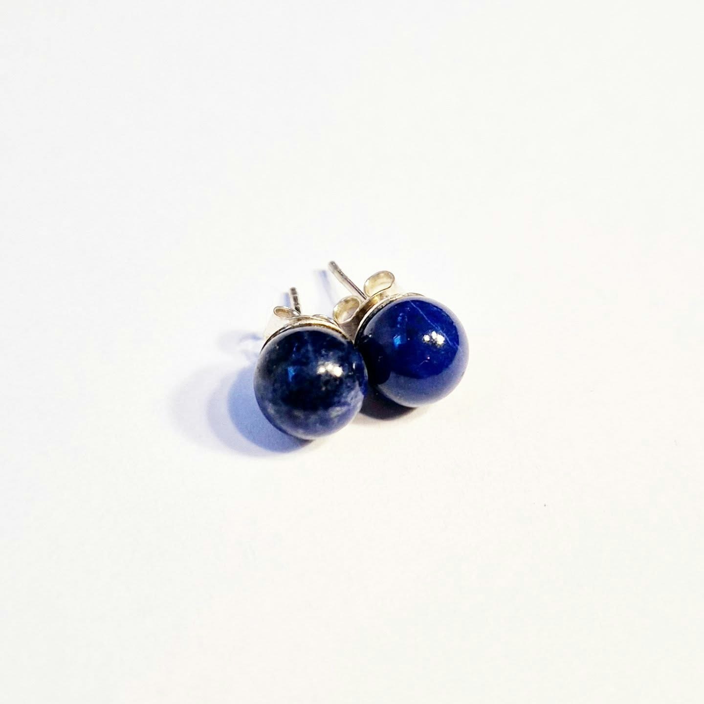 Örhängen med blå lapis lazuli 8 mm och silverstift