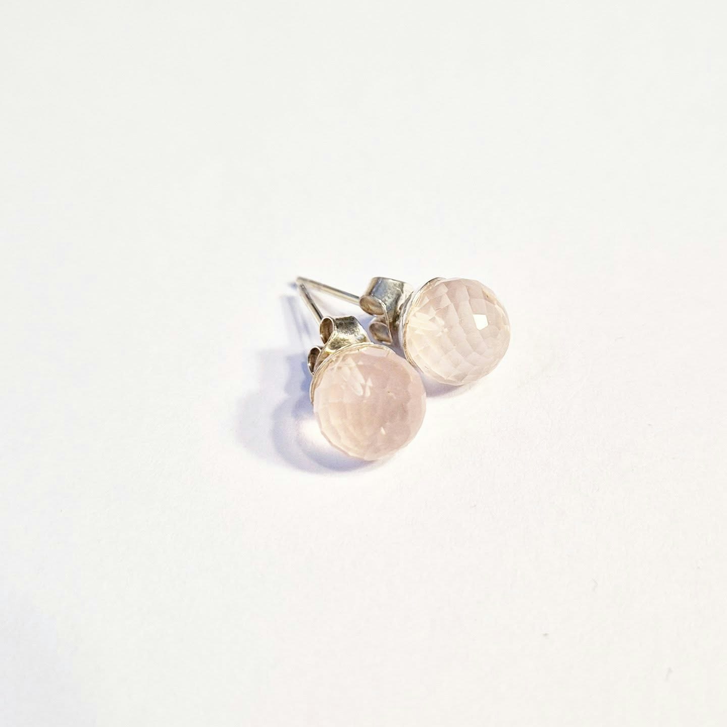 Earring with faceted rose quartz 8 mm and sterling silver pin