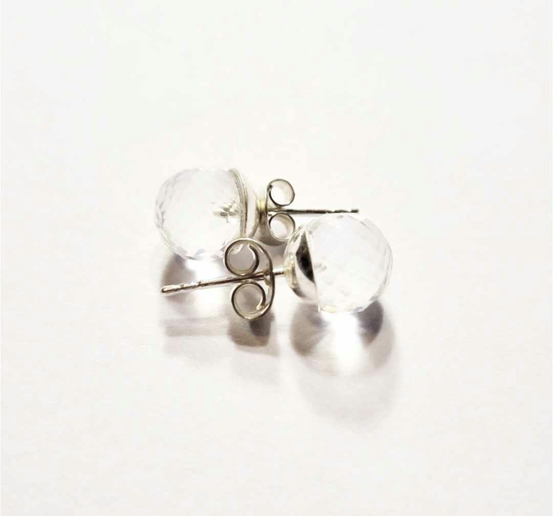 Örhängen med facetterad bergskristall 8 mm och stift i äkta silver