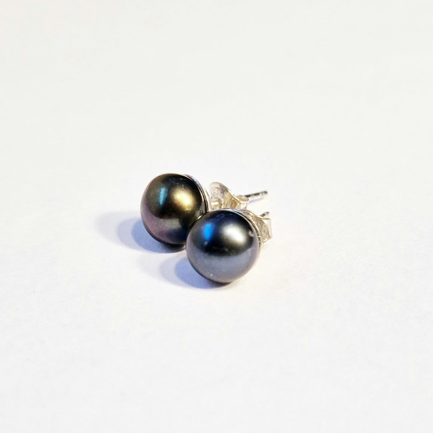 Örhängen med vackra sötvattenpärlor Peacock 8 mm och stift äkta silver