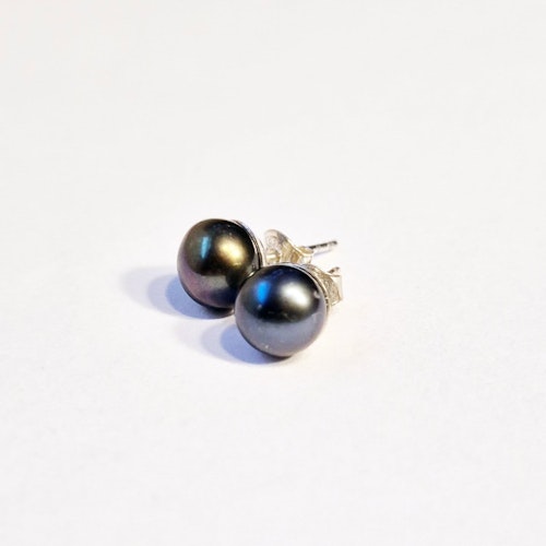 Örhängen med vackra sötvattenpärlor Peacock 8 mm och stift äkta silver