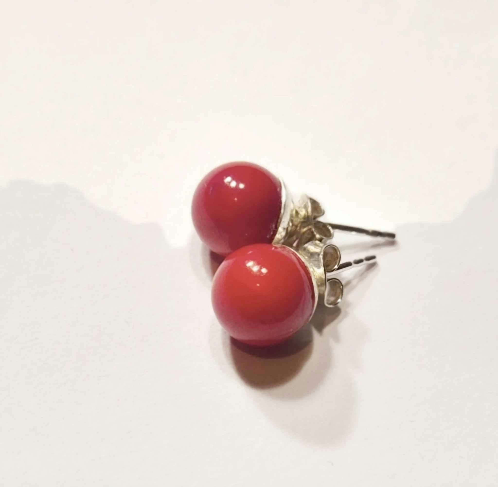 Örhängen med röd corall, 8 mm, stift i äkta silver