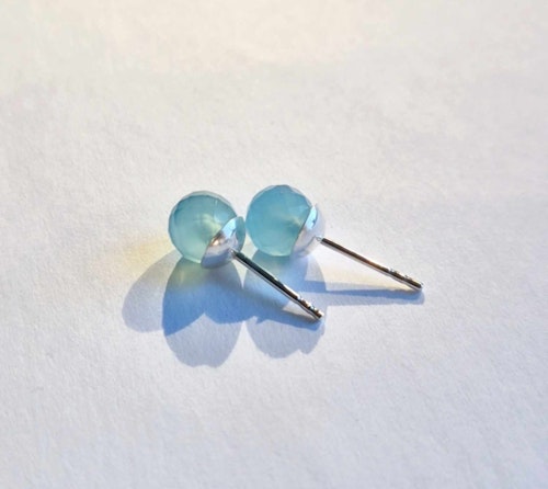 Örhänge med facetterad blå agat 6 mm och stift i äkta silver