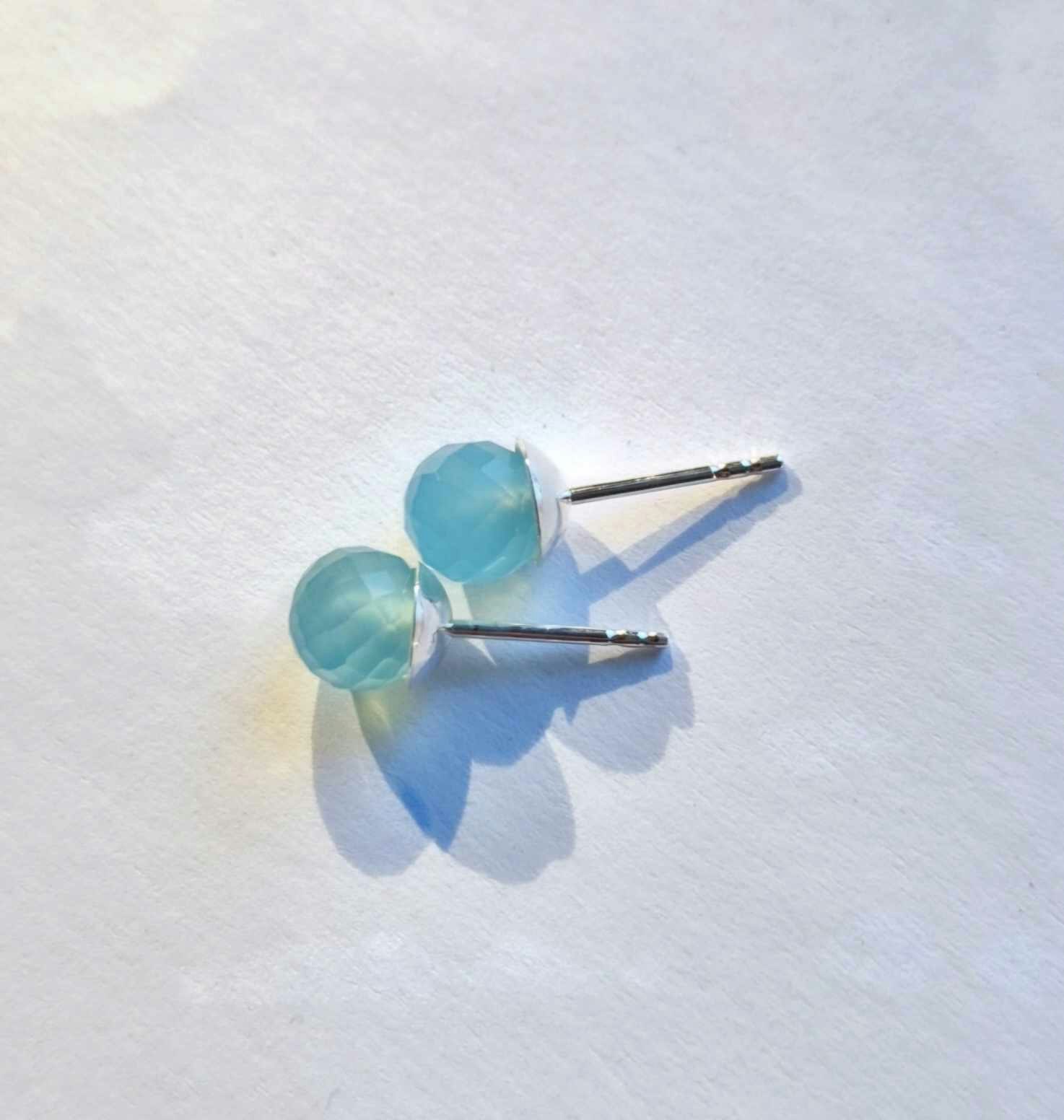Örhänge med facetterad blå agat 6 mm och stift i äkta silver