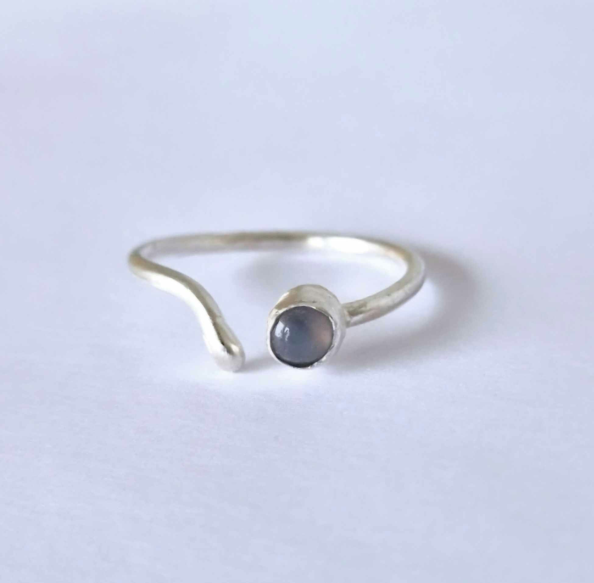 Candy en fin öppen handgjord silverring med en sten i gråblå,vit färg