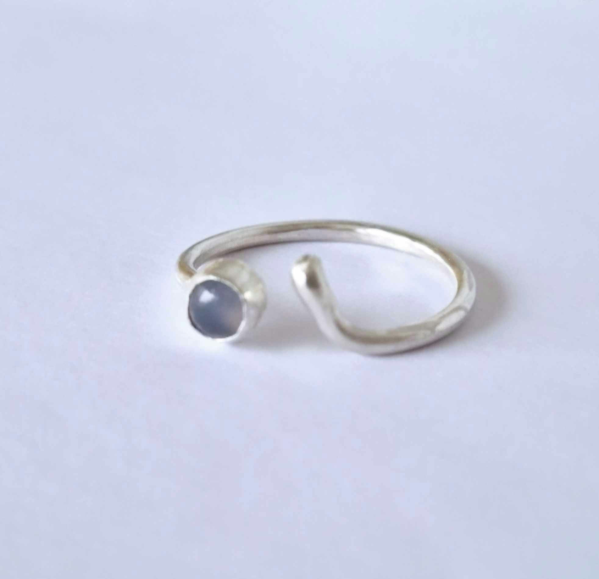 Candy en fin öppen handgjord silverring med en sten i gråblå,vit färg