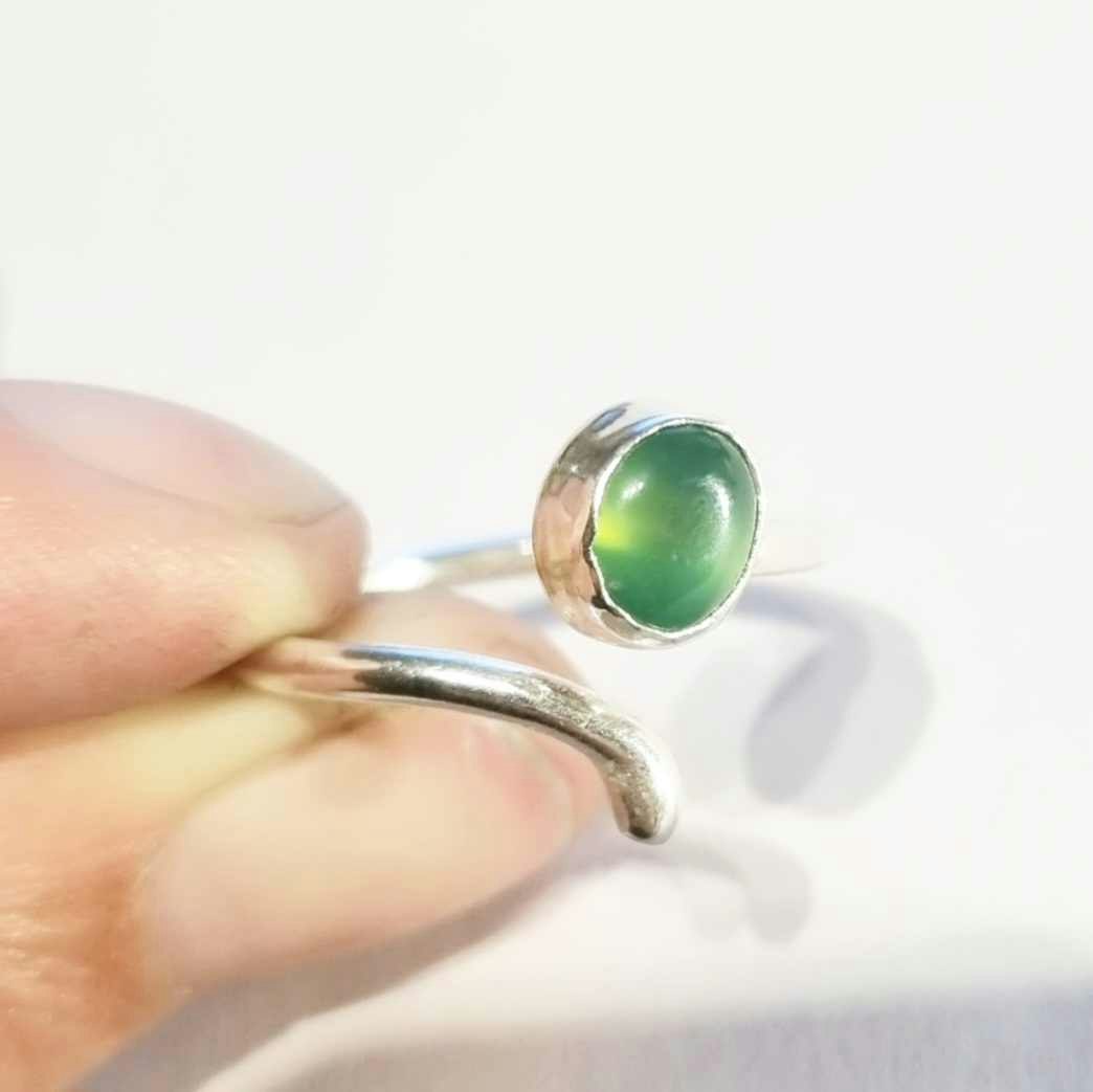 Candy en fin öppen silverring med en grön sten
