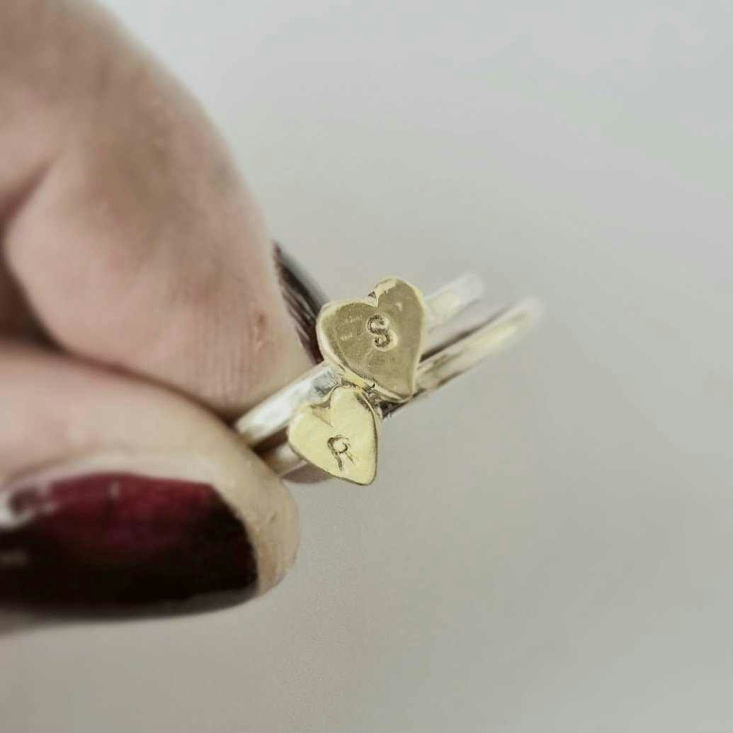 Happy Heart Initials hamrad silverring med handsågat bokstavshjärta i mässing