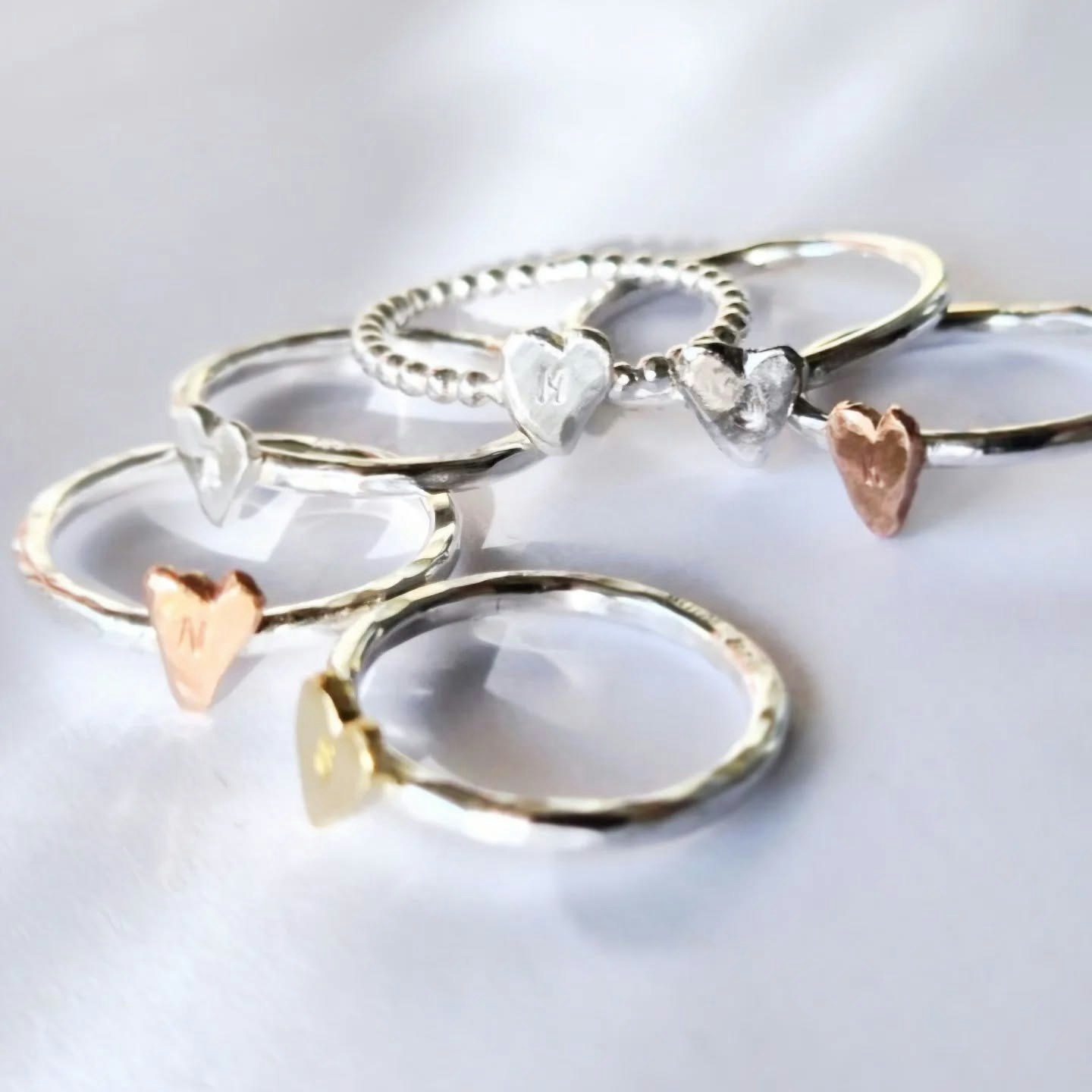 Happy Heart Initials hamrad silverring med handsågat bokstavshjärta i mässing
