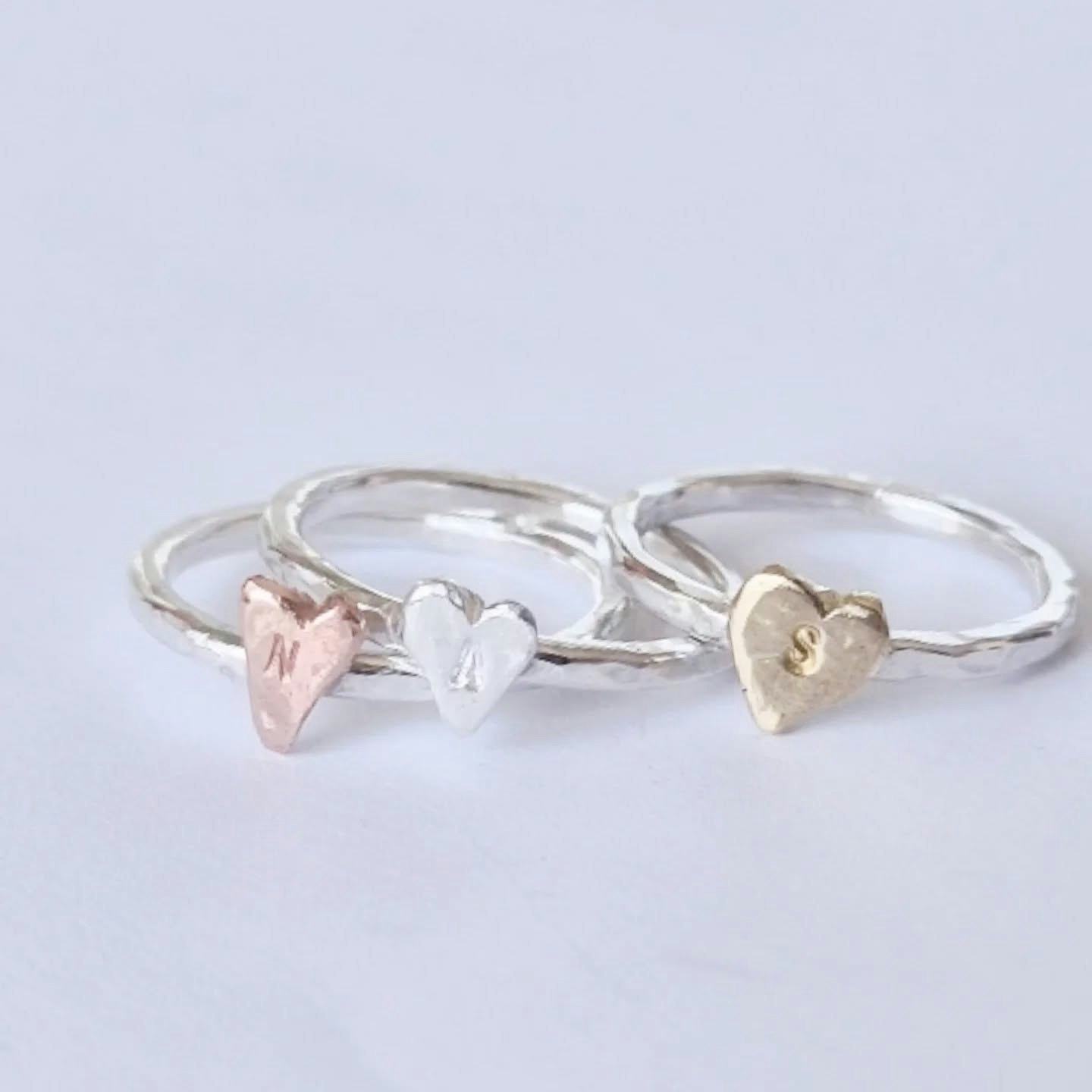 Happy Heart Initials hamrad silverring med handsågat bokstavshjärta i mässing